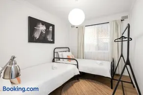 Bullion Bungalow - Stylish, Secure 3 Bed Stay - Image 3