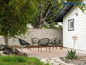 Peaceful 4br with Fire Pit and Huge Yard - Image 3