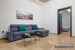 Top Location 1 Bedroom with Terrace - Image 4