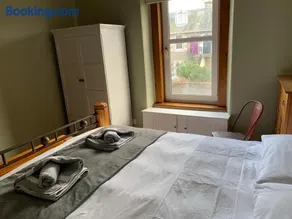 Castle Apt - Lovely 3-bed flat - Sunny Garden - By the Beach - Image 2