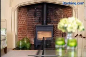 Historic 1601 Townhouse with Four Poster Bed & Garage Parking in Central Chichester for up to 8 Adults - Image 3