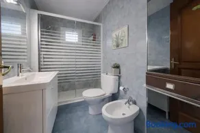 Casa Dalia grande y luminosa con terraza y garaje en pueblo tranquilo - Image 4