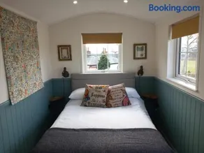 The Mad Hatter's Shepherd's Hut - Image 3