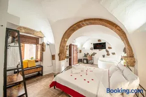 ROMANTIC LOFT WITH JACUZZI IN THE CASTLE - Image 2