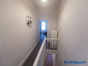 Comfy and Cozy 3 Bed house, free parking & Wifi - Image 2