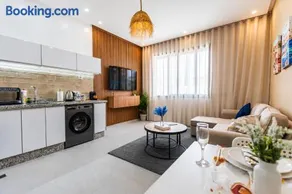 Boho Chic Apartment - Walk to Beach, Rooftop, Workspace, Free Parking & AC - Image 4