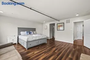 Large 7 bedroom sleeps 22 With Parking Near DC - Image 2