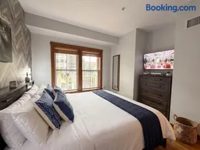 AS 141 Pool-Level King Bed Ski-InOut Village Center - Image 3