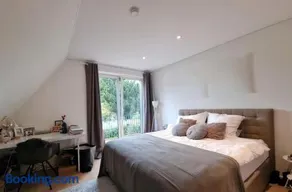Ein komfortables Haus mit großem Wohnzimmer - Image 5