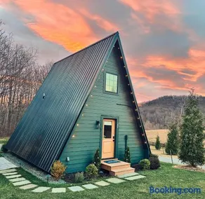 Old Rag Mountain Getaway - WiFi, Smart TV, Fire Pit, Patio, & Full Kitchen - Image 2