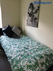 59 Halstead - Gorgeous single bedroom with private bathroom - Image 2
