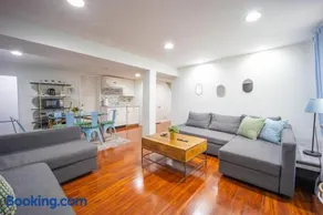 Bright 3bed basement with backyard & free parking - Image 1