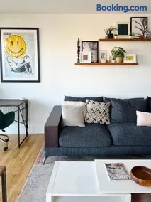 Stunning Riverside View Apartment, near Canary Wharf & O2 - Image 3
