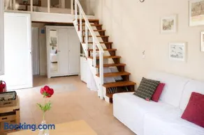 Sunshine Home - Peaceful Garden Escape & Parking - Image 3