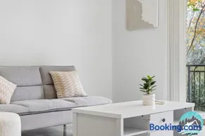 Stylish 2B Retreat with Parking - Image 5