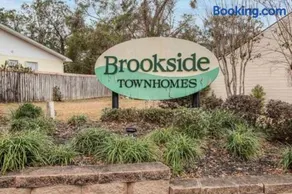 Sunny Large Two Bedroom Townhouse - Pool - Image 3