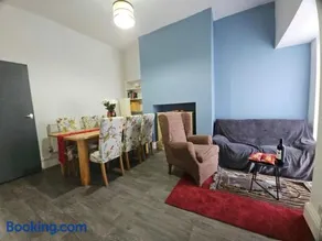 Entire Central 3 Bedroom House, Sleeps 8, Parking, Pet Friendly - Image 1