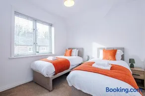 Modern 3 Bedroom House Perfect for Short and Long Stays - Image 4