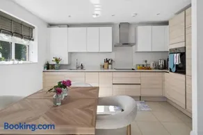 Virginia Water - 2 Bed & Parking - By Tempstay - Image 3