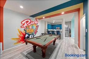 Modern 3-Story Townhome w Pool Table, Sleeps 10 Near Stadiums - Image 1