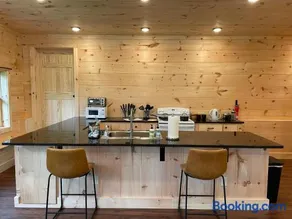 Creekside Getaway - King Bed - Full Kitchen - Image 3