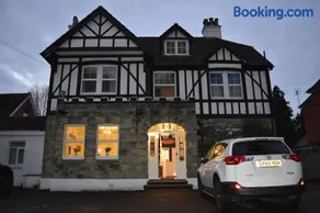 Gatwick Castle B&B - Image 5