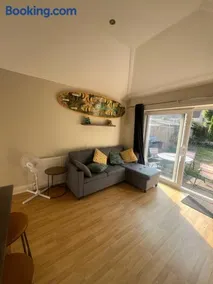 Open plan flat with large garden close to beach - Image 3