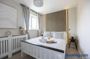 Stylish Home in Gloucester with Parking for Two - Image 2