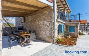 Old Stone House Apartment With A Heated Pool - Image 1