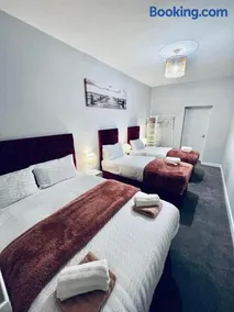 Elite Apt nr Strood stn, High street, Medway, Rochester Castle & Cathedral - Image 3