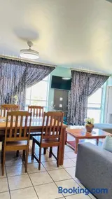 Liza Luxury Beachfront Holiday Apartment Oceanic 44 - Image 2