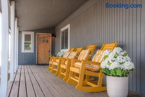 Hot Tub, King Beds, Beach Volleyball, Mountain Views, Private Retreat - Image 1