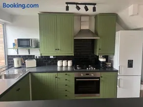 Stylish 3-Bed Stamford Home with Driveway - Image 2