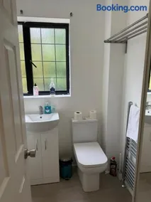 Spacious 5-Bed Entire Home - Image 5