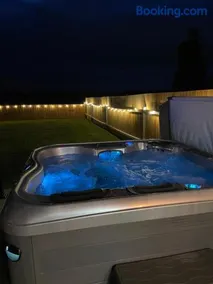 Wisteria Barn hot tub holidays in the Cotswolds - Image 2