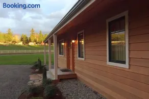Woodinville's Hollywood Hill Guest House - Image 1