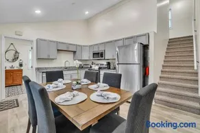 Walk Downtown Parkside City View Beautifully Remodeled - Image 3