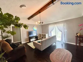 MODERN LUX 3BR HOME - King Bed - 10 mins to FT HOOD - Fenced yard - WIFI - Family friendly - LONG or SHORT TERM - Image 4