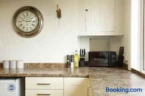 5BR Spacious Contractor Home, Parking for 2 vans - Image 3