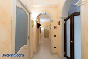 Holiday House - Image 2