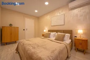 Marina and Panorama Deluxe Apartments - Image 2
