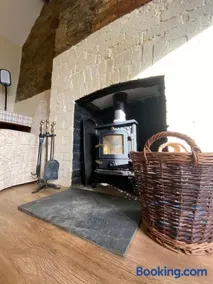 Forge Cottage, Cosy Couples Retreat in the Devon Countryside, Indoor Pool, Tennis Court and Tarka Trail Access - Image 3