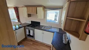 Spacious 6 Berth Caravan with Decking - Image 2