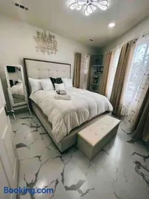Beautiful Queen Luxury Suite Near Downtown Norfolk - Image 4