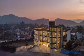 Perfectstayz Luxe Kapilaz with Rooftop Pool & Cafe, Bhimtal - Image 1