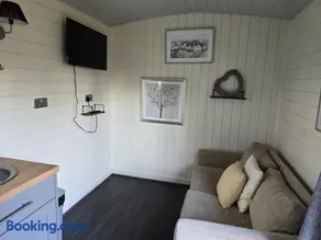 Glamping Hut - Sleeps 2 hot tub & parking - Image 1