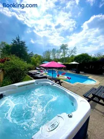 Farmhouse Retreat with Hot Tub, Pool, Horses, Games Room, Free Car Park, Only 45 min from Oxford Circus - Image 2