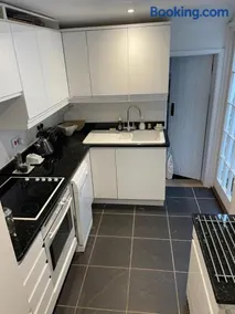 Lovely Two Bedroom Town House - Minimum 2 Night Stay - Image 3