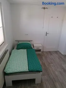 Ferienhaus Stein, TOP Monteurwohnung, 5 große Einzelzimmer, Doppelzimmer, Übernachtung bis 8 Personen möglich - Image 2
