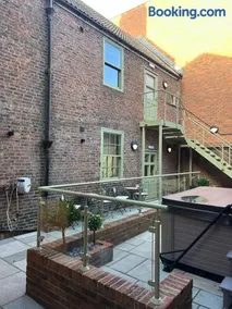 Town Centre Apartments with Spa - Image 4